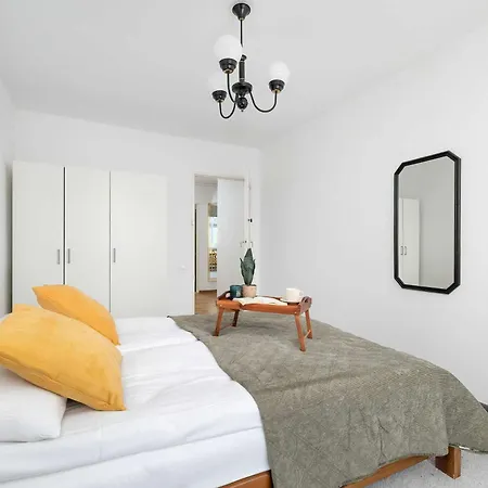 Family 3 Bedroom With Balcony In Cracow By Renters Apartman *