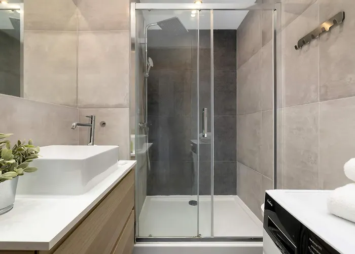 Cozy With Balcony In Cracow By Renters Διαμέρισμα