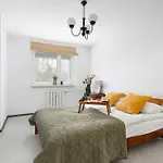 Family 3 Bedroom With Balcony In Cracow By Renters شقة *