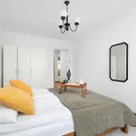 Family 3 Bedroom With Balcony In Cracow By Renters شقة *