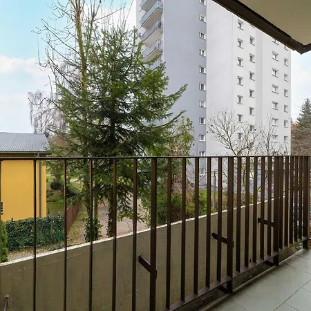 Family 3 Bedroom With Balcony In Cracow By Renters Appartamento