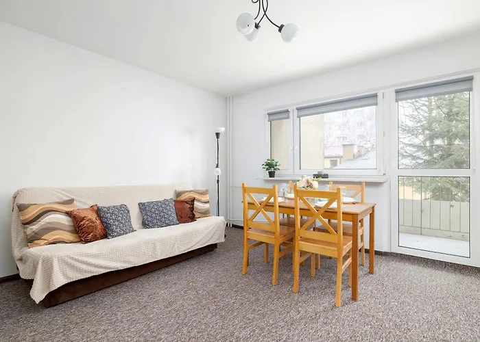 Cozy With Balcony In Cracow By Renters شقة *