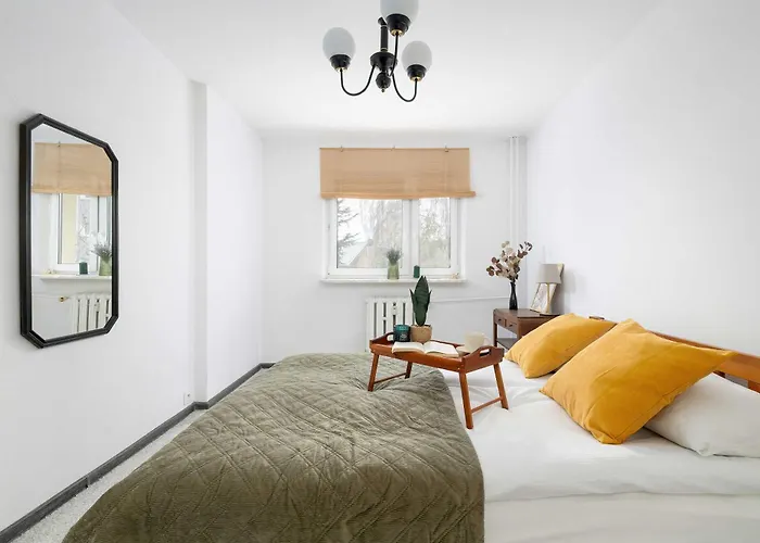 Cozy With Balcony In Cracow By Renters شقة