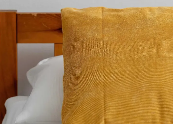 Cozy With Balcony In Cracow By Renters شقة كراكوفيا