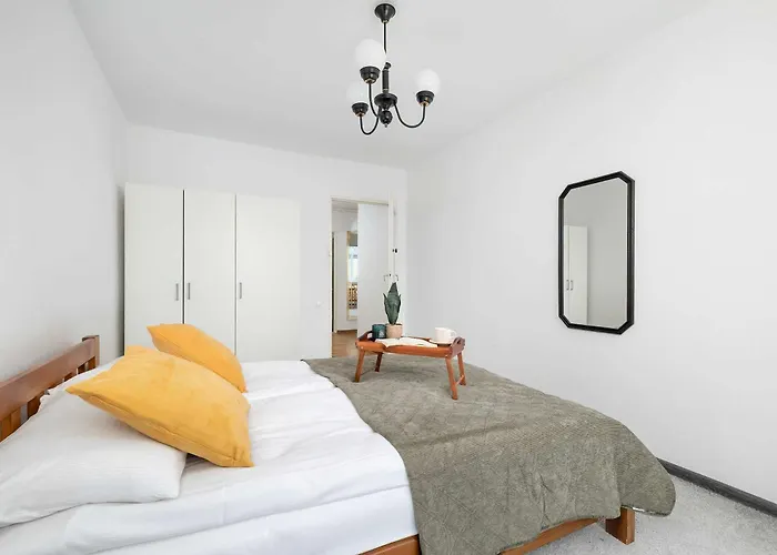 Cozy With Balcony In Cracow By Renters شقة *