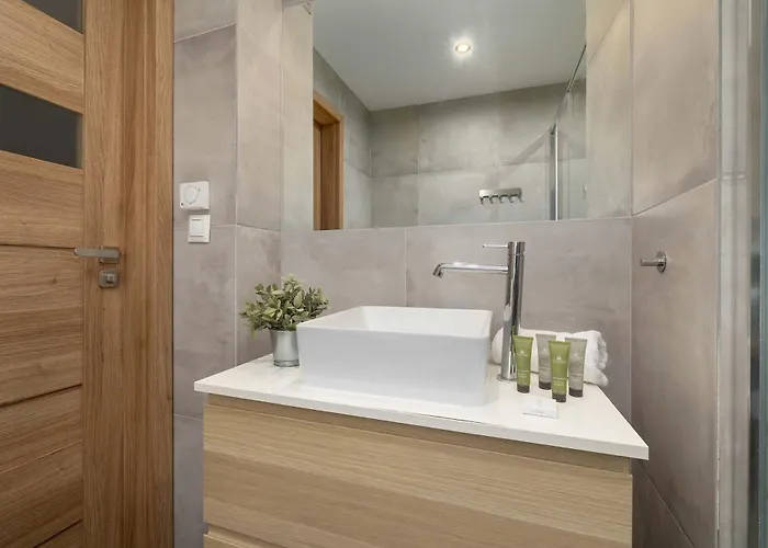 Cozy With Balcony In Cracow By Renters * كراكوفيا