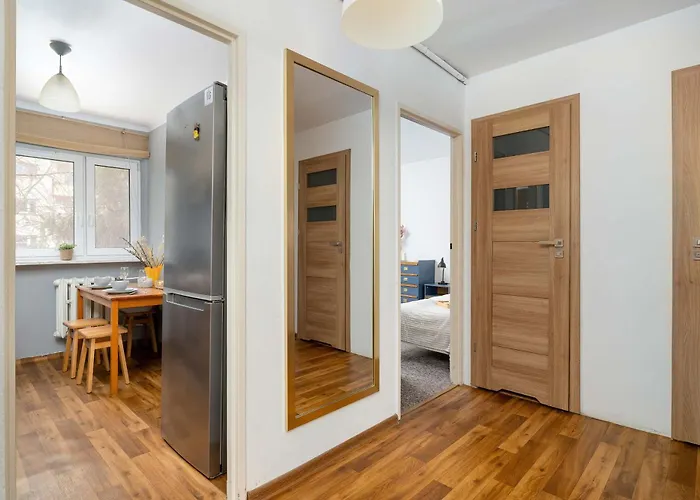 Cozy With Balcony In Cracow By Renters شقة *