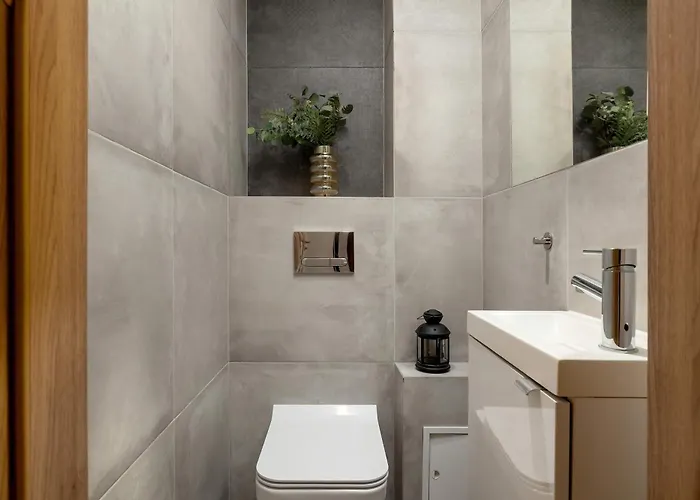 Cozy With Balcony In Cracow By Renters شقة كراكوفيا