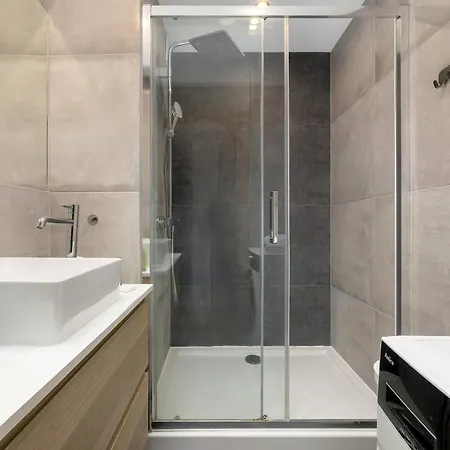 Family 3 Bedroom With Balcony In Cracow By Renters Appartement