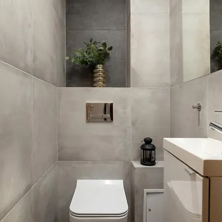 Family 3 Bedroom With Balcony In Cracow By Renters Appartement Krakau